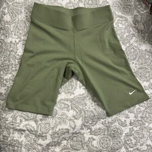 NWOT Nike Women's Olive Green High Waisted Biker Shorts Size Medium